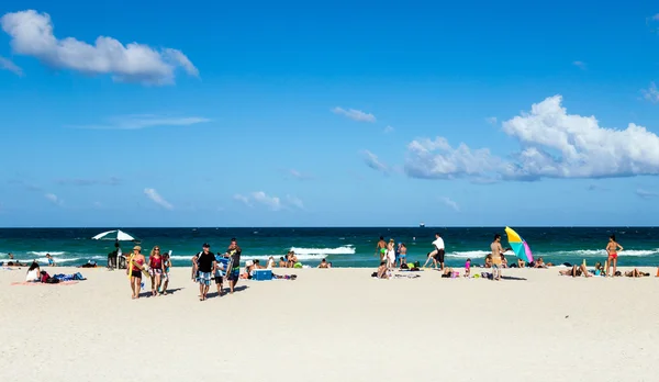 Tourists on beach enjoying sun in south beach — Stock Photo, Image