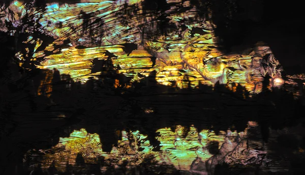 Кольоровий сталагміт і стеактит у туристичній печері . — стокове фото