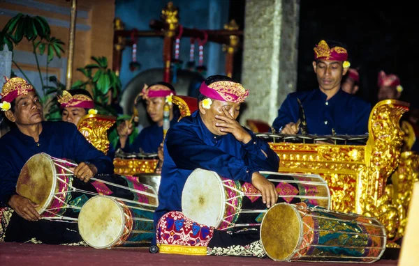 Gamelan ensemble plays during the Galungan festival — Stock Photo, Image