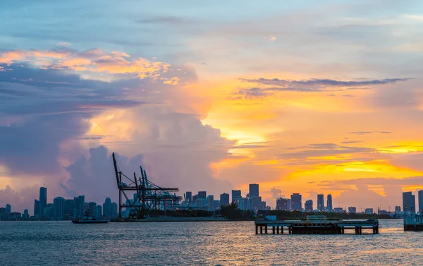 Vista para o horizonte de Miami com docas em primeiro plano ao pôr do sol — Fotografia de Stock