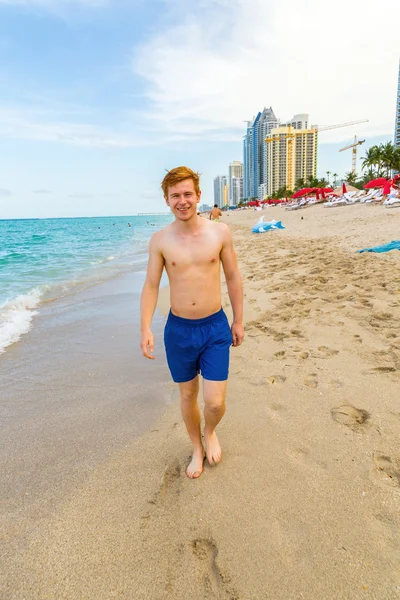 Chłopak cieszy, spacerując po plaży — Zdjęcie stockowe