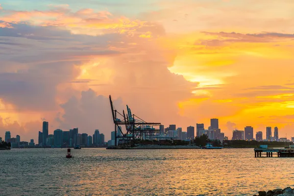 Vista al horizonte de Miami con muelles en primer plano al atardecer — Foto de Stock