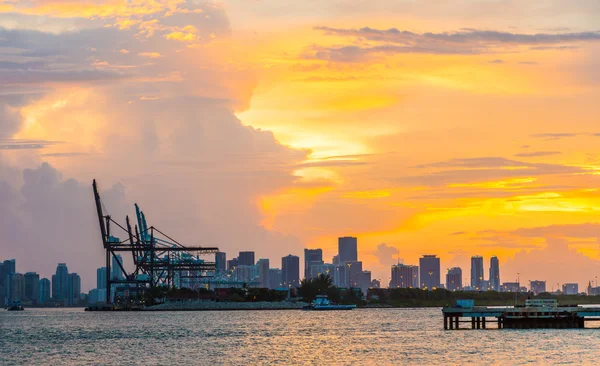 在日落时查看到迈阿密码头在前景色与天际 — 图库照片
