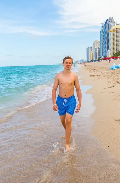 Garçon aime marcher le long de la plage — Photo