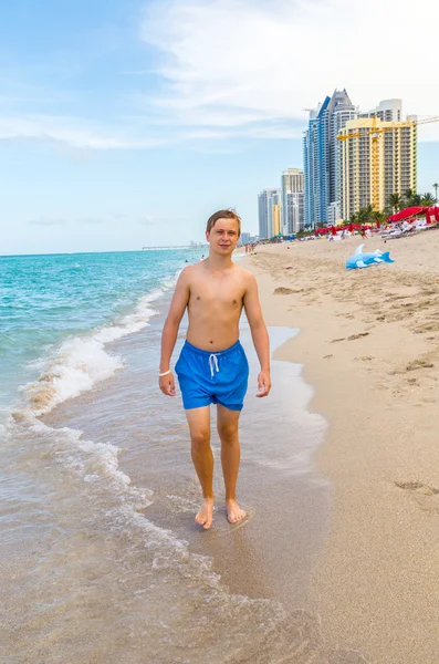 Boy enjoys walking along the beach — Stock Photo, Image