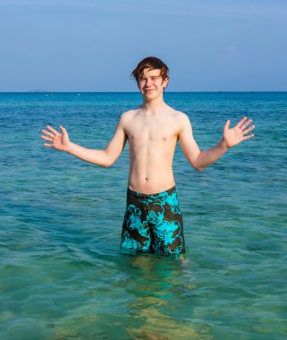 genç çocuk duran güzel berrak Denizi ve hoşlanır