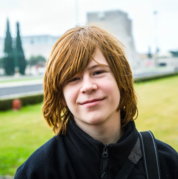 Jeune garçon aux cheveux roux sourit et a l'air heureux — Photo