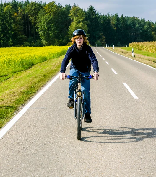 Chłopiec na przejażdżkę biycle na małej uliczce w countriside bav — Zdjęcie stockowe