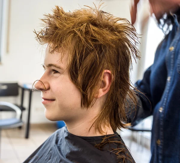 Jeune garçon aux cheveux roux chez le coiffeur — Photo