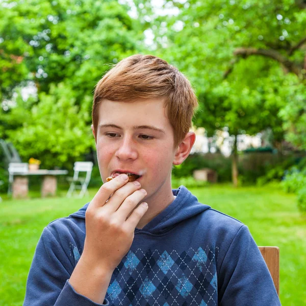 Junge isst ein Brot — Stockfoto