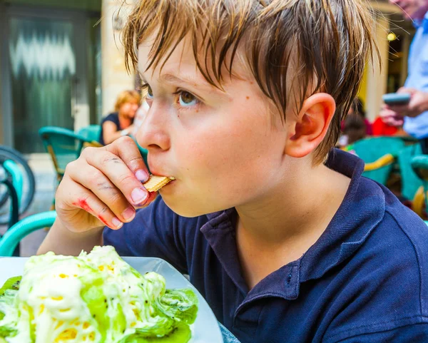 Barnet äter glass — Stockfoto