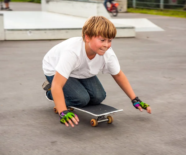 Chicos en el parque de skate montando su tabla de skate — Foto de Stock
