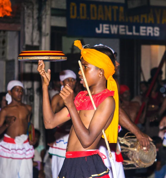 Malabarista participa en el festival Pera Hera en Kandy — Foto de Stock