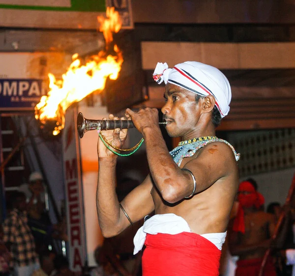 Музыкант принимает участие в фестивале Pera Hera в Канди — стоковое фото