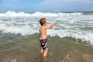 çocuk güzel plaja sahiptir.