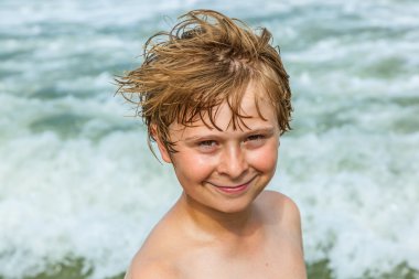 çocuk güzel plaja sahiptir.