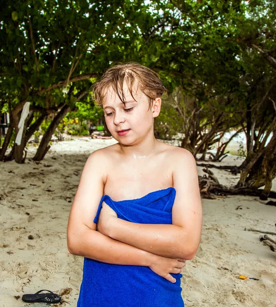 Ung pojke på stranden använder handduk på stranden — Stockfoto