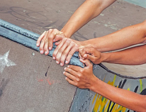 Teens at the skate park move the ramp to a new position — Stock Photo, Image