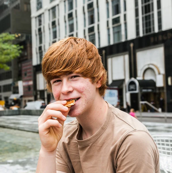 Glücklicher Junge in der Pubertät mit einigen Essiggurken im Gesicht — Stockfoto