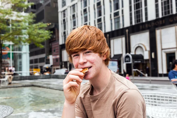 Felice ragazzo in pubertà con alcuni sottaceti in faccia — Foto Stock