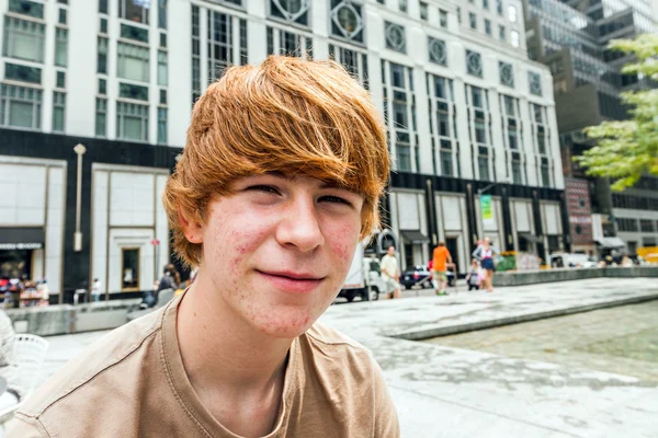 Gelukkige jongen in puberteit met sommige augurken in het gezicht — Stockfoto