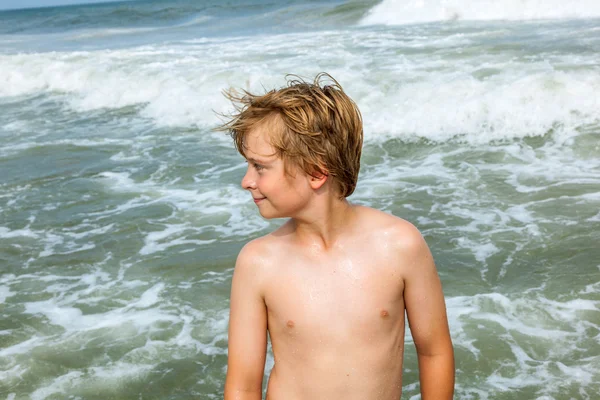 Αγόρι απολαμβάνει την όμορφη παραλία — Φωτογραφία Αρχείου