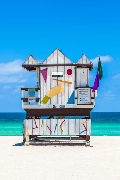 Mooi Zuid-strand in miami met beroemde badmeester torens in — Stockfoto