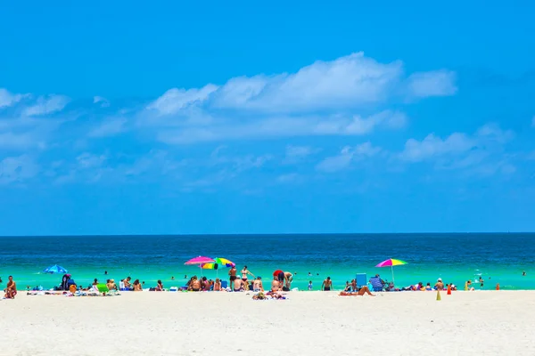 La gente enyoy la playa del sur en Miami — Foto de Stock