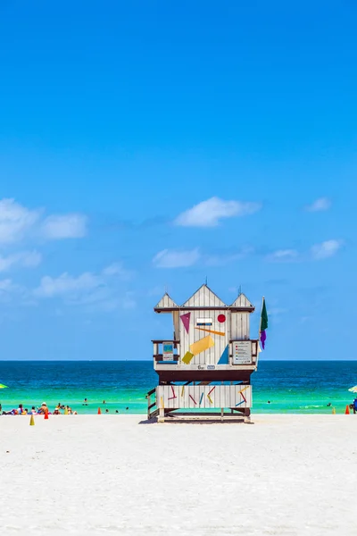 Persone godono la bellissima spiaggia a sud di Miami con la vita famosa — Foto Stock