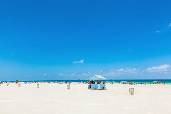 La gente enyoy la playa del sur en Miami —  Fotos de Stock