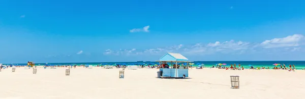 People enyoy the south beach in Miami — Stock Photo, Image