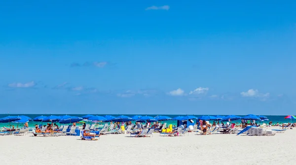 People enyoy the south beach in Miami — Stock Photo, Image