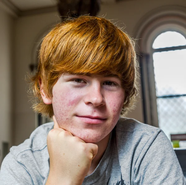 Roztomilý chlapec s červenými vlasy — Stock fotografie