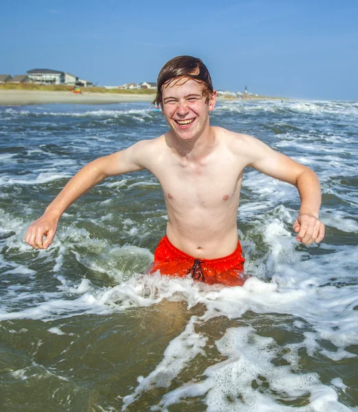 Ragazzo gode il bellissimo oceano e la spiaggia — Foto Stock