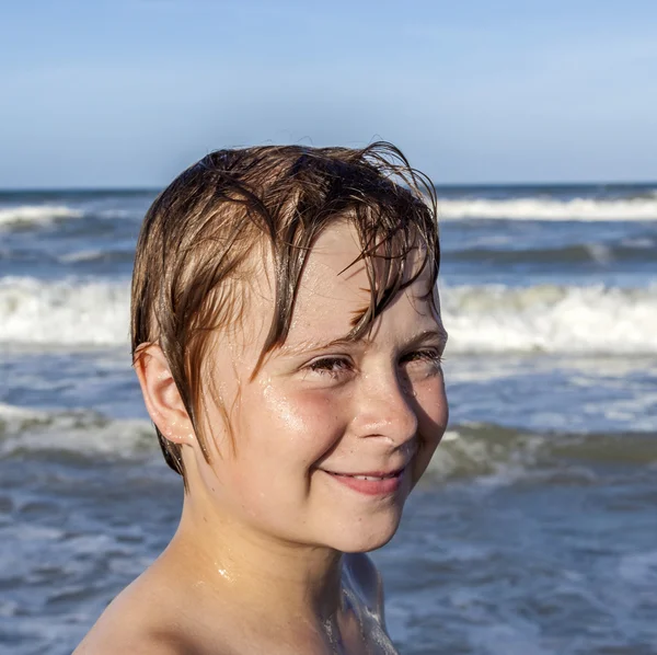 Giovane ragazzo gode le onde del mare blu — Foto Stock