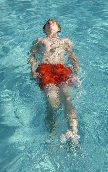 Niño nada espalda en la piscina — Foto de Stock