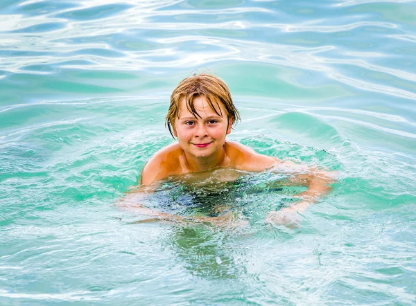 Criança está nadando no oceano — Fotografia de Stock