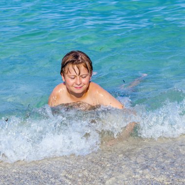 Çocuk temiz su okyanusun sahiptir