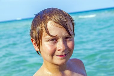 Çocuk temiz su okyanusun sahiptir