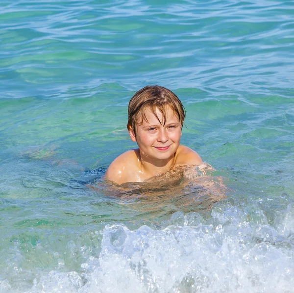 Çocuk temiz su okyanusun sahiptir — Stok fotoğraf