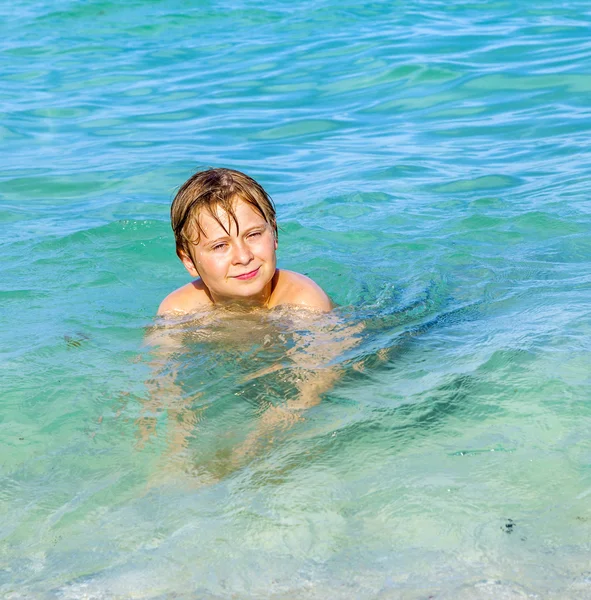 Çocuk temiz su okyanusun sahiptir