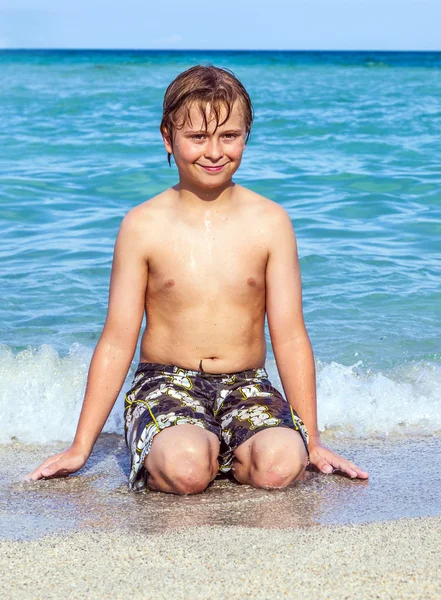 Niño disfruta del agua clara en el océano —  Fotos de Stock