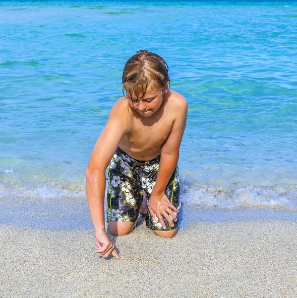 Jongen geniet van het heldere water in de Oceaan — Stockfoto