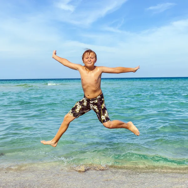 少年は海に澄んだ水を楽しむ — ストック写真