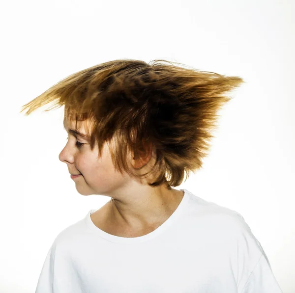 Мальчик двигает головой, а волосы летят. — стоковое фото