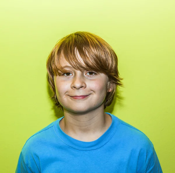 Χαρούμενο χαμογελαστό νεαρό αγόρι με κίτρινο τοίχο — Φωτογραφία Αρχείου