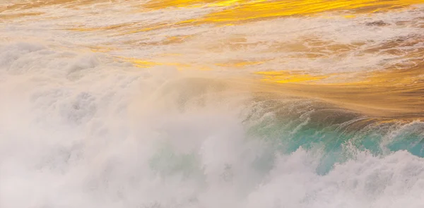 Hermosas olas en la playa al atardecer —  Fotos de Stock