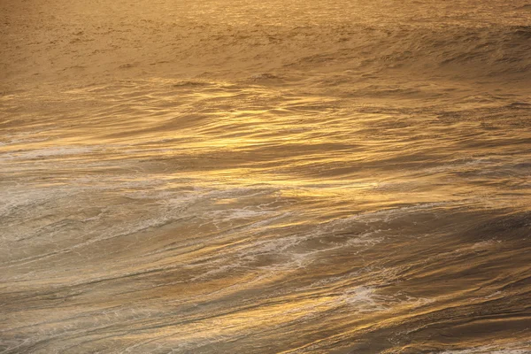 Piękne fale na plaży o zachodzie słońca — Zdjęcie stockowe