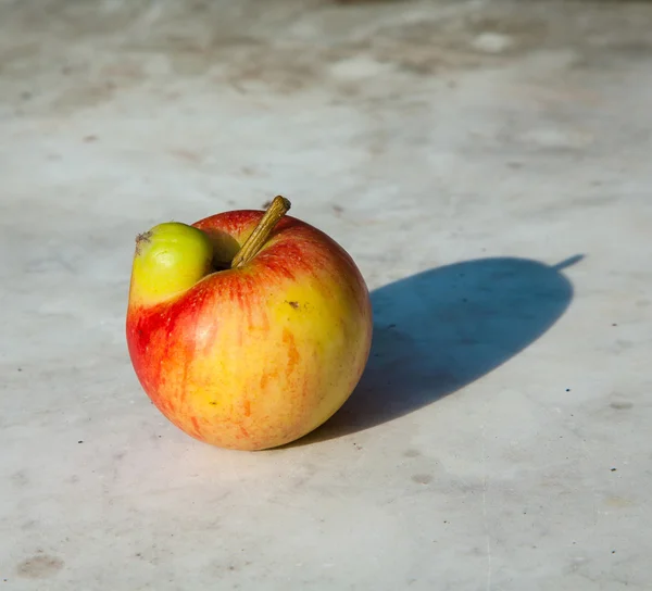 Verse appelen met vervormingen — Stockfoto