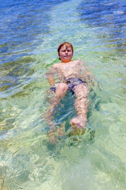 sevimli çocuk okyanus sahiptir